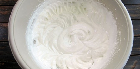 Фото приготовления рецепта: Торт "Сметанник" на сгущённом молоке - шаг №3