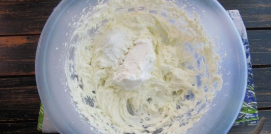 Фото приготовления рецепта: Торт "Сметанник" на сгущённом молоке - шаг №17