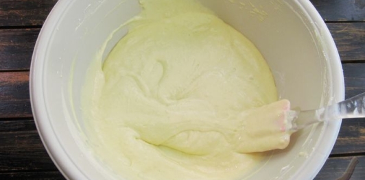 Фото приготовления рецепта: Торт "Сметанник" на сгущённом молоке - шаг №11