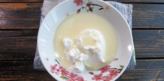 Фото приготовления рецепта: Торт "Сметанник" на сгущённом молоке - шаг №6