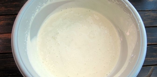 Фото приготовления рецепта: Торт "Сметанник" на сгущённом молоке - шаг №9