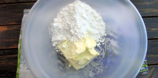 Фото приготовления рецепта: Торт "Сметанник" на сгущённом молоке - шаг №15