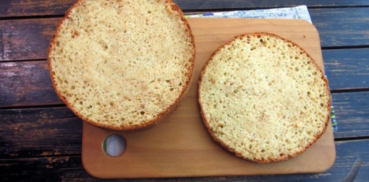 Фото приготовления рецепта: Торт "Сметанник" на сгущённом молоке - шаг №21