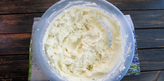 Фото приготовления рецепта: Торт "Сметанник" на сгущённом молоке - шаг №20