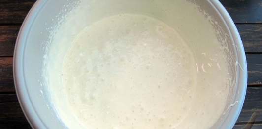 Фото приготовления рецепта: Торт "Сметанник" на сгущённом молоке - шаг №5