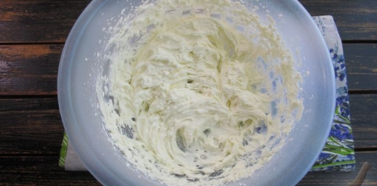 Фото приготовления рецепта: Торт "Сметанник" на сгущённом молоке - шаг №16