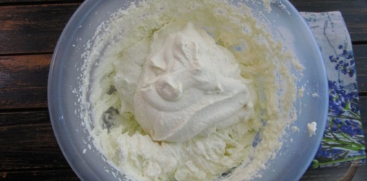 Фото приготовления рецепта: Торт "Сметанник" на сгущённом молоке - шаг №19