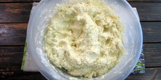 Фото приготовления рецепта: Творожные хачапури с фетой и сулугуни - шаг №6