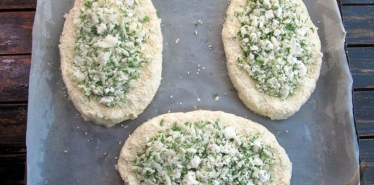 Фото приготовления рецепта: Творожные хачапури с фетой и сулугуни - шаг №14