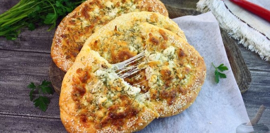 Фото приготовления рецепта: Творожные хачапури с фетой и сулугуни - шаг №16