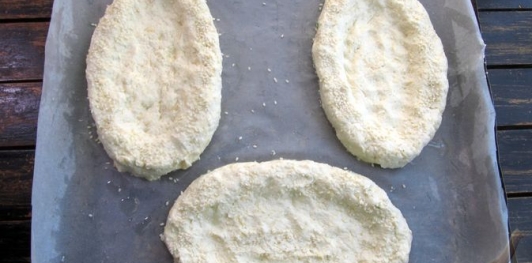 Фото приготовления рецепта: Творожные хачапури с фетой и сулугуни - шаг №13