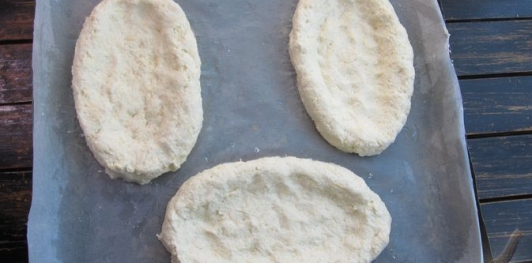 Фото приготовления рецепта: Творожные хачапури с фетой и сулугуни - шаг №7