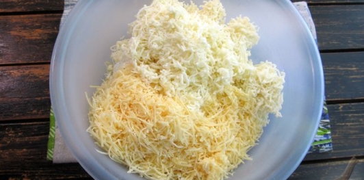 Фото приготовления рецепта: Творожные хачапури с фетой и сулугуни - шаг №2