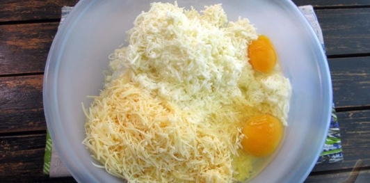 Фото приготовления рецепта: Творожные хачапури с фетой и сулугуни - шаг №3