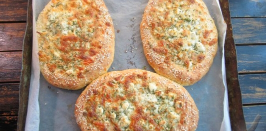 Фото приготовления рецепта: Творожные хачапури с фетой и сулугуни - шаг №15