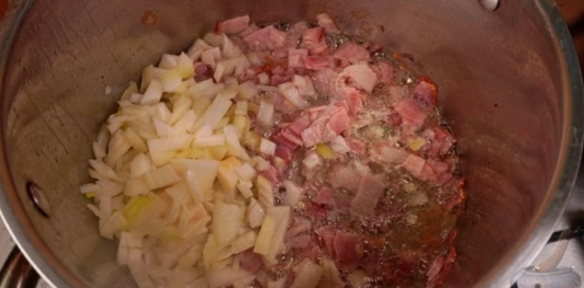 Фото приготовления рецепта: Венгерский суп с макаронами "Леббенч левеш" - шаг №6