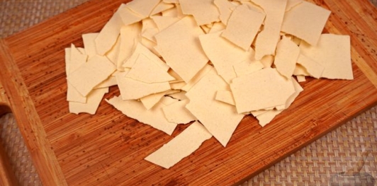 Фото приготовления рецепта: Венгерский суп с макаронами "Леббенч левеш" - шаг №5