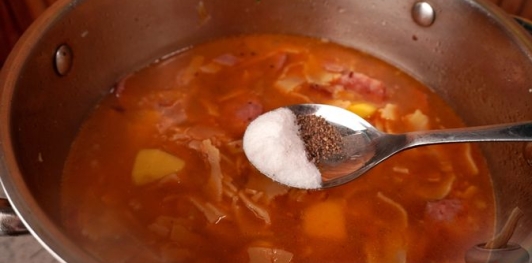Фото приготовления рецепта: Венгерский суп с макаронами "Леббенч левеш" - шаг №16