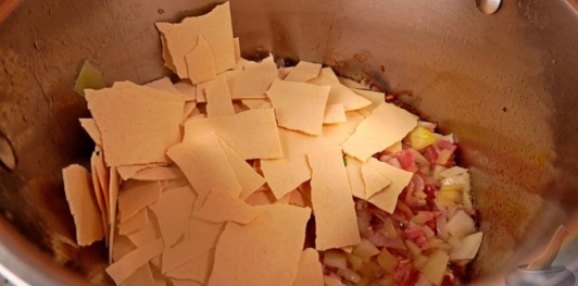 Фото приготовления рецепта: Венгерский суп с макаронами "Леббенч левеш" - шаг №7