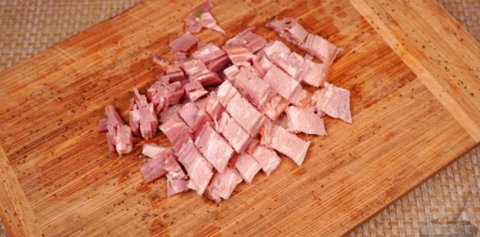 Фото приготовления рецепта: Венгерский суп с макаронами "Леббенч левеш" - шаг №2