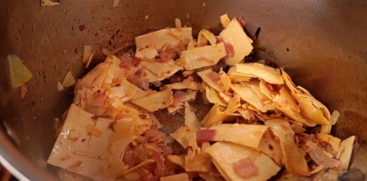 Фото приготовления рецепта: Венгерский суп с макаронами "Леббенч левеш" - шаг №8