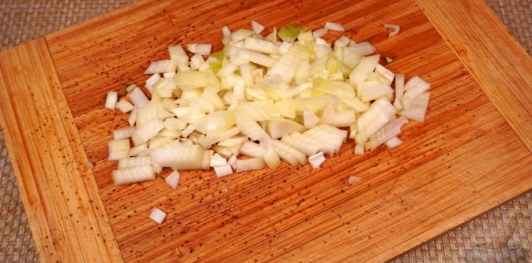 Фото приготовления рецепта: Венгерский суп с макаронами "Леббенч левеш" - шаг №4