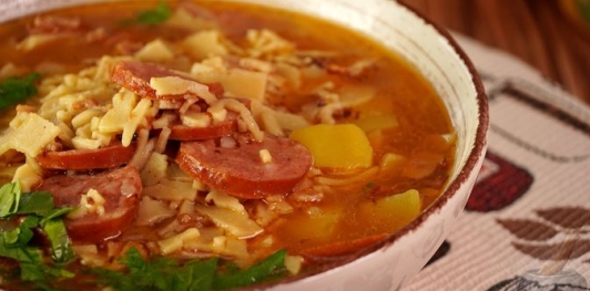 Фото приготовления рецепта: Венгерский суп с макаронами "Леббенч левеш" - шаг №18