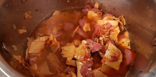 Фото приготовления рецепта: Венгерский суп с макаронами "Леббенч левеш" - шаг №12