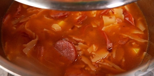 Фото приготовления рецепта: Венгерский суп с макаронами "Леббенч левеш" - шаг №17