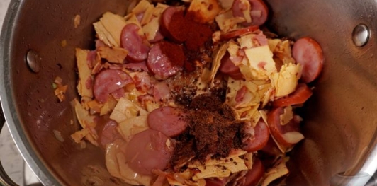 Фото приготовления рецепта: Венгерский суп с макаронами "Леббенч левеш" - шаг №11