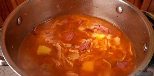 Фото приготовления рецепта: Венгерский суп с макаронами "Леббенч левеш" - шаг №15