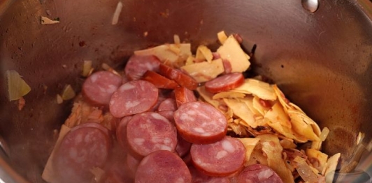 Фото приготовления рецепта: Венгерский суп с макаронами "Леббенч левеш" - шаг №10