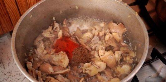 Фото приготовления рецепта: Вешенки в томатном соусе - шаг №7