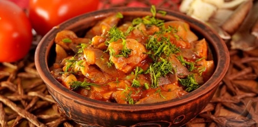 Фото приготовления рецепта: Вешенки в томатном соусе - шаг №13