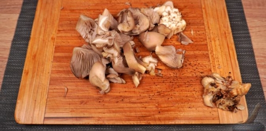 Фото приготовления рецепта: Вешенки в томатном соусе - шаг №5