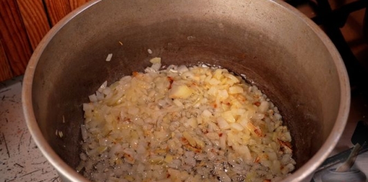 Фото приготовления рецепта: Вешенки в томатном соусе - шаг №4