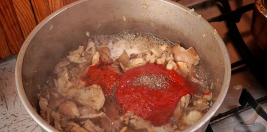 Фото приготовления рецепта: Вешенки в томатном соусе - шаг №9
