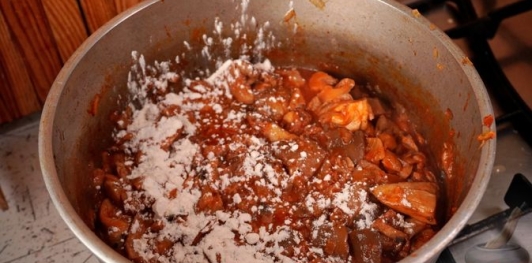 Фото приготовления рецепта: Вешенки в томатном соусе - шаг №11