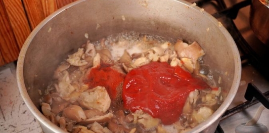 Фото приготовления рецепта: Вешенки в томатном соусе - шаг №8