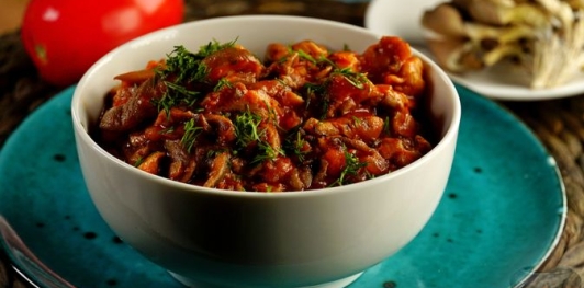 Фото приготовления рецепта: Вешенки в томатном соусе - шаг №17