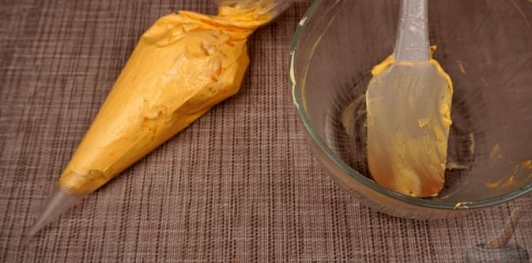 Фото приготовления рецепта: Заливные фаршированные яйца - шаг №11