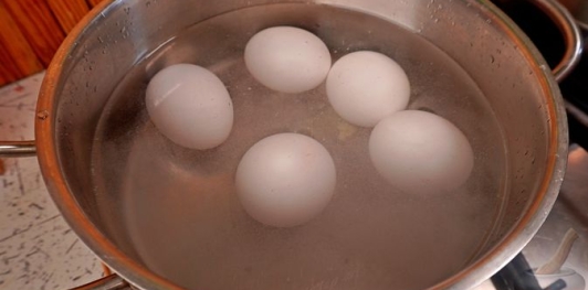 Фото приготовления рецепта: Заливные фаршированные яйца - шаг №2