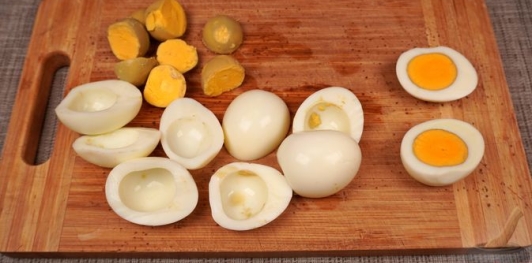 Фото приготовления рецепта: Заливные фаршированные яйца - шаг №4