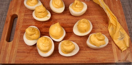 Фото приготовления рецепта: Заливные фаршированные яйца - шаг №12