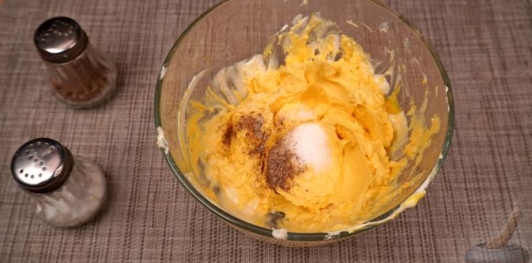 Фото приготовления рецепта: Заливные фаршированные яйца - шаг №9