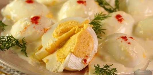 Фото приготовления рецепта: Заливные фаршированные яйца - шаг №21