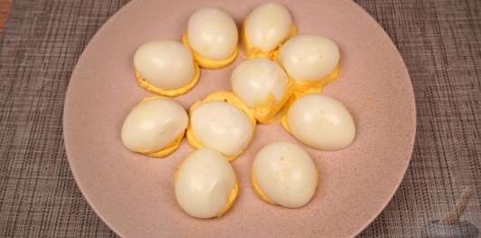 Фото приготовления рецепта: Заливные фаршированные яйца - шаг №13