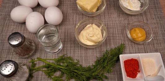 Фото приготовления рецепта: Заливные фаршированные яйца - шаг №1