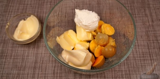 Фото приготовления рецепта: Заливные фаршированные яйца - шаг №7