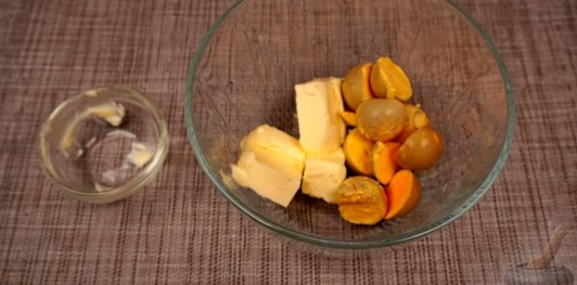 Фото приготовления рецепта: Заливные фаршированные яйца - шаг №5